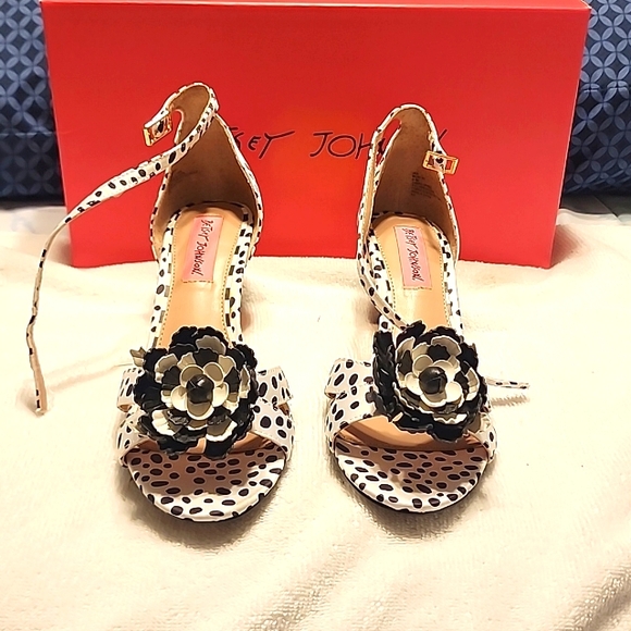 Women's Betsey Johnson - Picture 3 of 6